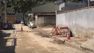 Rua no bairro Itatinga, em São Sebastião, após moradores e poder público retirarem a lama, que chegou a ter um metro de altura