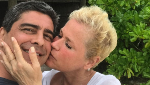 Xuxa dando um beijo na bochecha de Junno Andrade