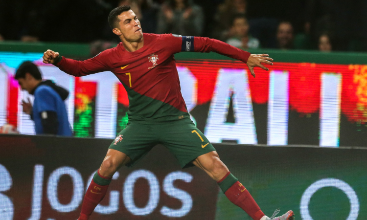 Cristiano Ronaldo marca duas vezes por Portugal e se torna o