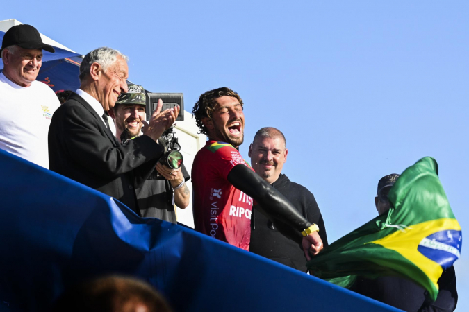 O brasileiro João Chumbinho ganhou a etapa de Peniche na WSL