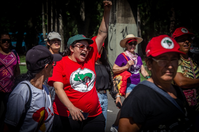 Trabalhadoras urbanas e camponesas ligadas ao Movimento Sem-Terra (MST) e a pelo menos outros seis movimentos sociais participam da Marcha Unificada pelas ruas do centro de Porto Alegre