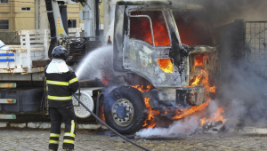 Bandidos atearam fogo em veículos e vandalizaram prédios público em pelo menos 14 cidades do Rio Grande do Norte