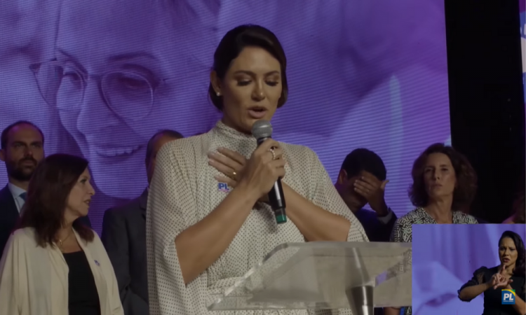 ‘We are being persecuted and wronged’, says Michelle Bolsonaro in worship