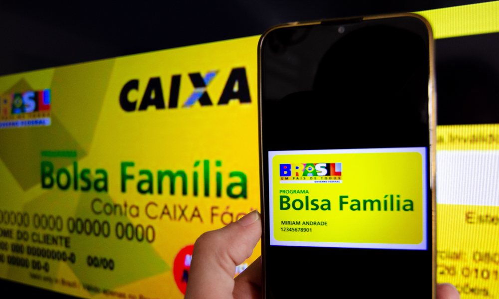 Beneficiários do Bolsa Família terão direito a cartão de débito, afirma presidente da Caixa