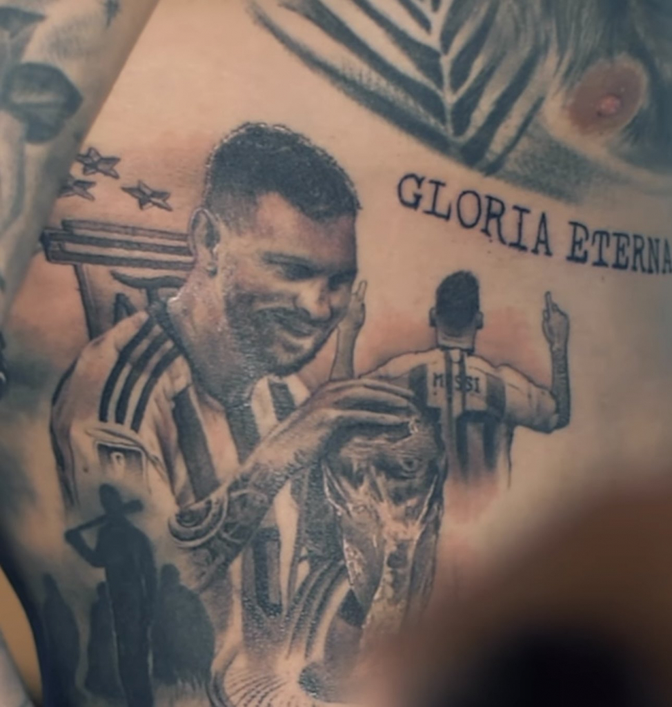 Otamendi faz tatuagem de Messi e recebe agradecimento do craque ...