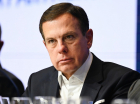 João Doria sentado em sala durante evento