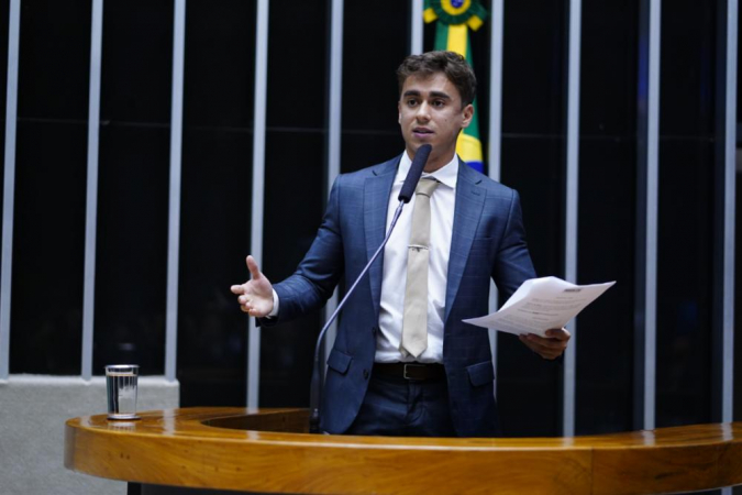 Deputado Nikolas Ferreira em discurso na Câmara dos Deputados