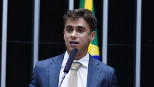 Deputado Nikolas Ferreira em discurso na Câmara dos Deputados