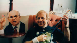 O compositor, músico e humorista brasileiro Juca Chaves posa para foto com a imagem de Gorbatchov ao lado