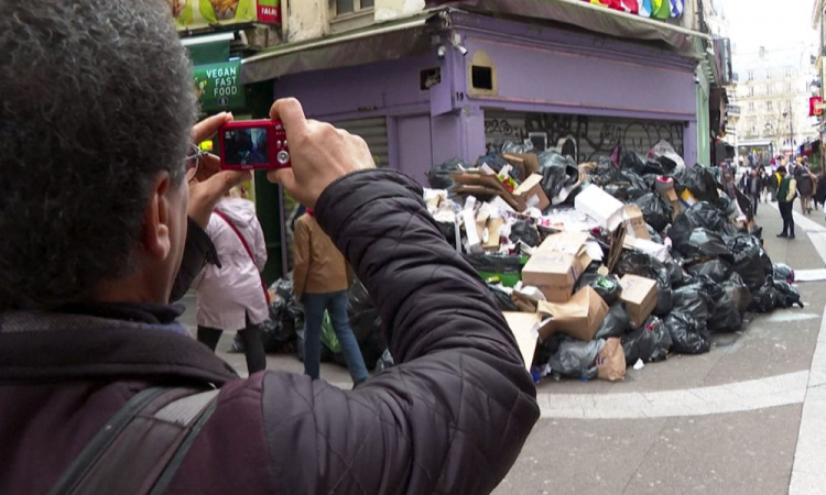 montanha de lixo em Paris (2)