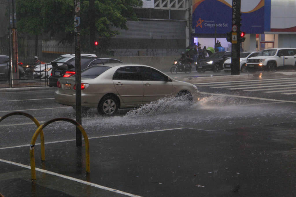 Chuva em SP: Mulher morre em enchente, e Estado registra desabamentos ...