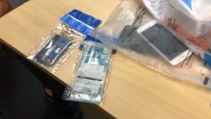 Polícia Federal exibe dinheiro, cartões e celulares apreendidos com suspeitos