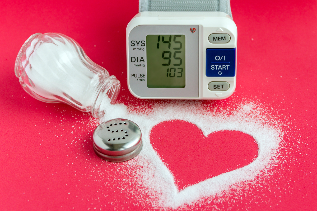 De acordo com a OMS, é recomendado que a ingestão diária de sal não ultrapasse 5 g 