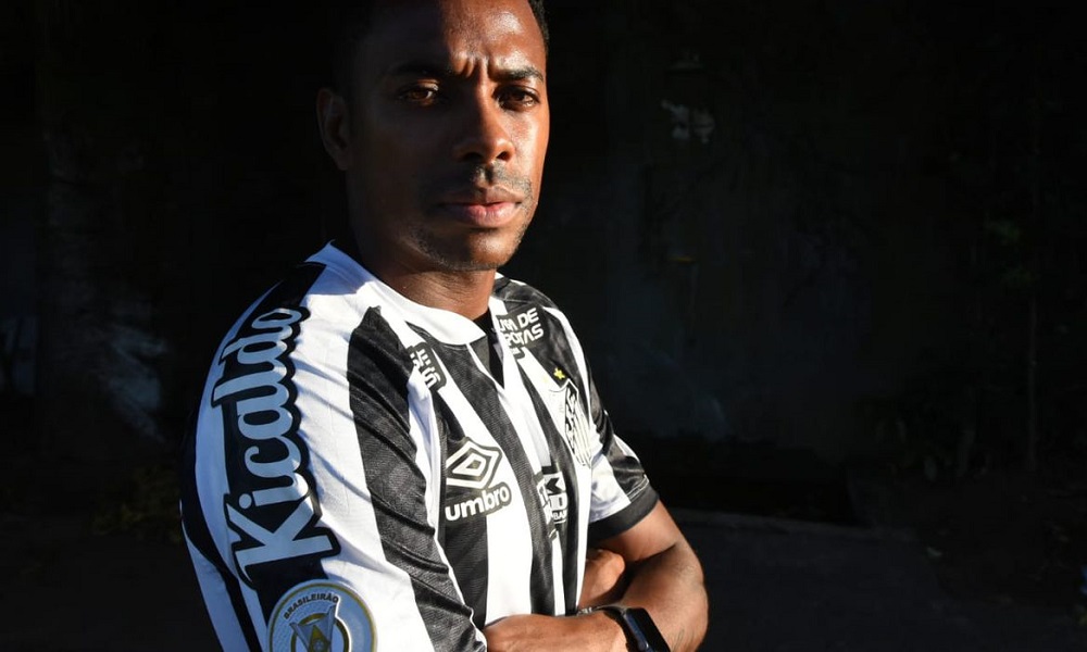 Robinho posa com a camisa do Santos