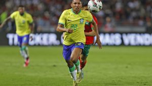 Rony parte com a bola dominada em jogo da seleção brasileira