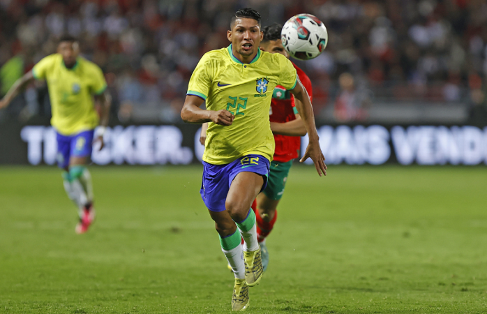 Rony parte com a bola dominada em jogo da seleção brasileira