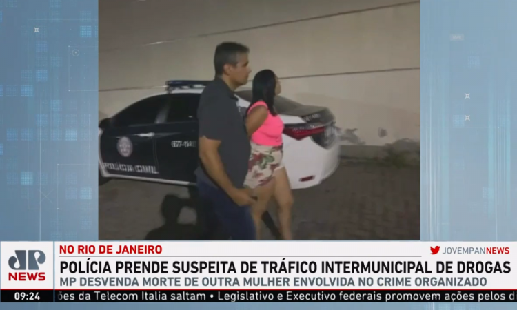 Frame do Jornal da Manhã mostra policial levando suspeita