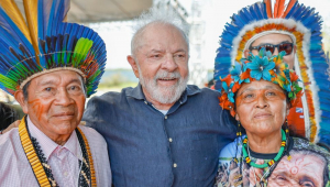 Foto de presidente com líderes indígenas