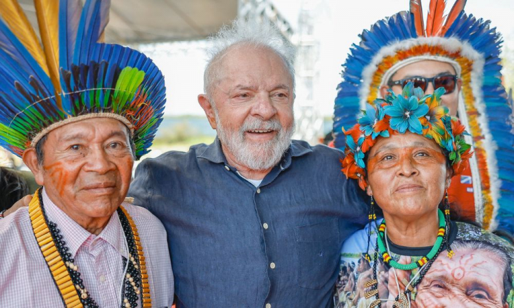 Foto de presidente com líderes indígenas