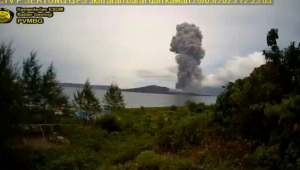 vulcão em erupção na indonésia