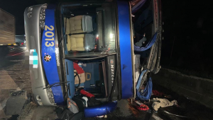 Ônibus tomba no quilômetro 511 da rodovia Régis Bittencourt, em São Paulo, e deixa ao menos três pessoas mortas e três gravemente feridas