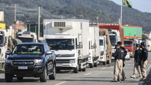 Agentes da Polícia Rodoviária Federal (PRF) controlam a liberação da rodovia BR-101, que foi bloqueada por apoiadores do presidente Jair Bolsonaro
