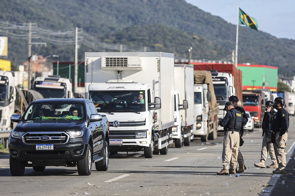 Agentes da Polícia Rodoviária Federal (PRF) controlam a liberação da rodovia BR-101, que foi bloqueada por apoiadores do presidente Jair Bolsonaro