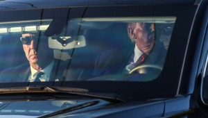 Donald Trump (C) parte em uma carreata do Aeroporto Internacional de Palm Beach em West Palm Beach, Flórida