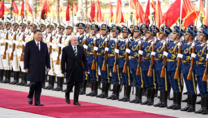 Lula caminha com Xi Jinping ao lado de soldados chineses