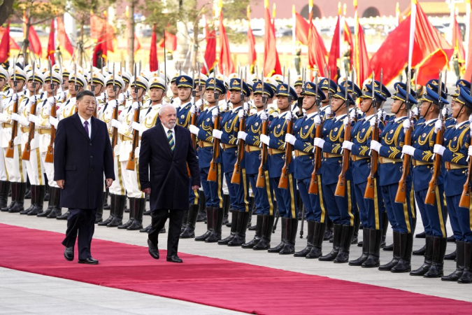 Lula caminha com Xi Jinping ao lado de soldados chineses