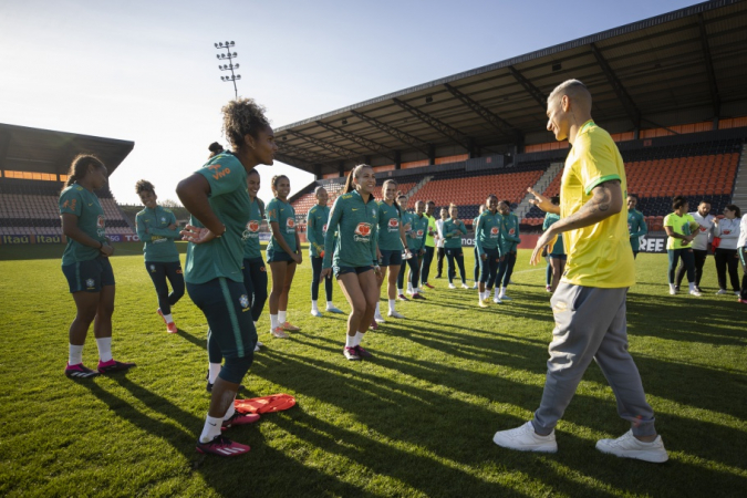 richarlison no treino da seleção feminina