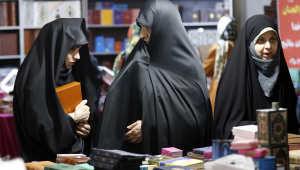 Mulheres iranianas com véu visitam a 30ª exposição do Alcorão na Mesquita Mosalah em Teerã, Irã