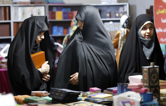 Mulheres iranianas com véu visitam a 30ª exposição do Alcorão na Mesquita Mosalah em Teerã, Irã