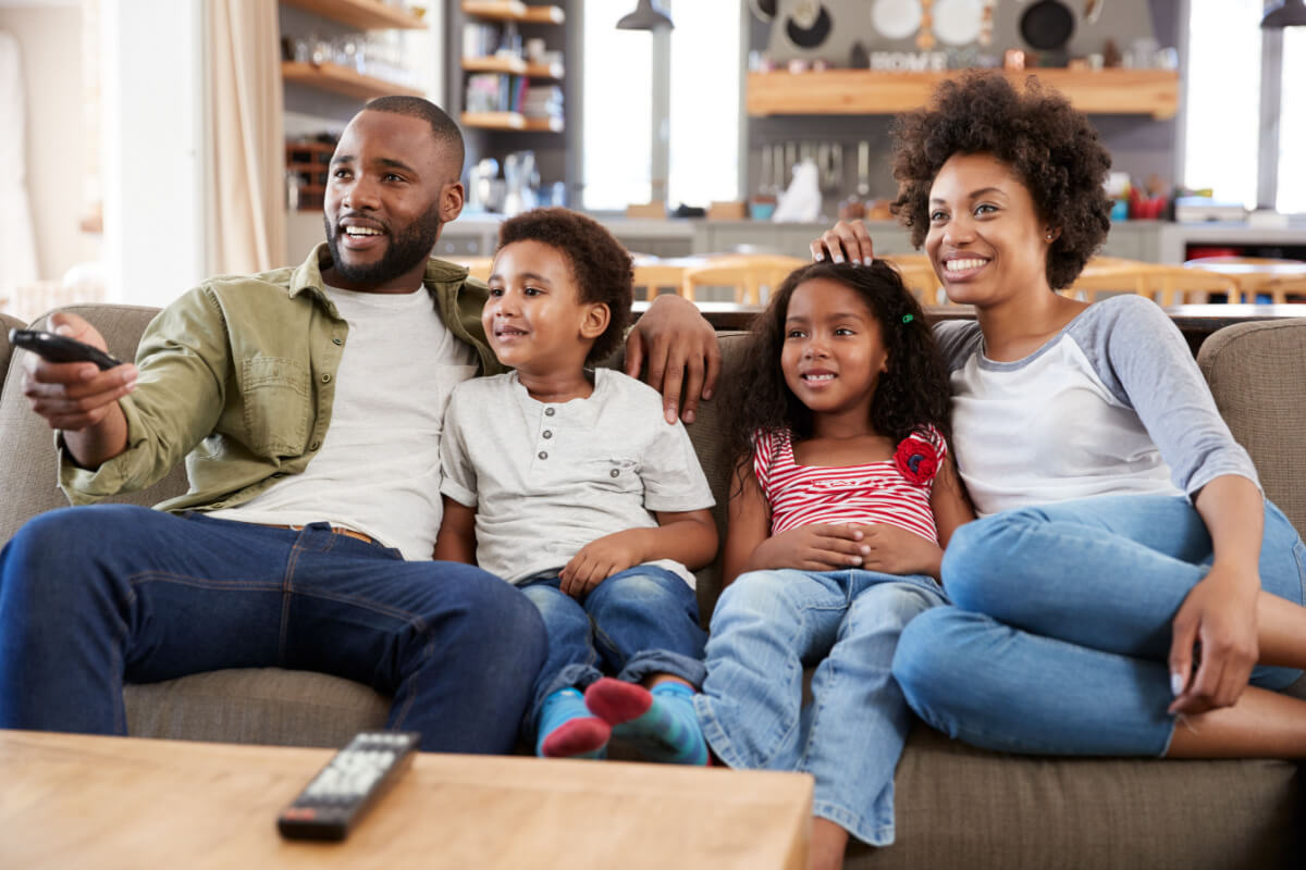 Ver filmes em família sobre educação pode inspirar as crianças 