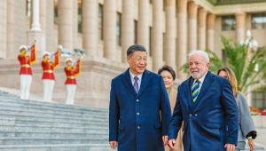Lulça e Xi Jinping caminham lado a lado