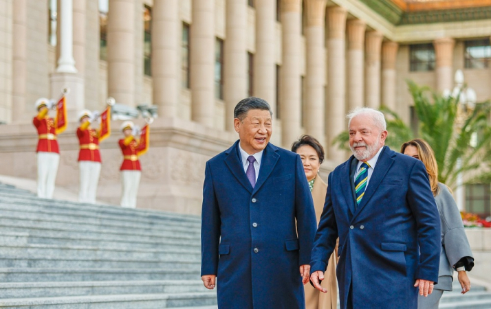 Lulça e Xi Jinping caminham lado a lado