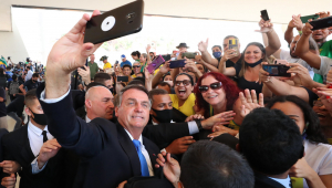 Jair Bolsonaro faz selfie com apoiadores durante visita a obras do metrô de BH