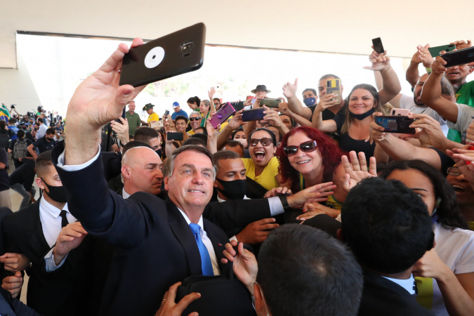 Jair Bolsonaro faz selfie com apoiadores durante visita a obras do metrô de BH