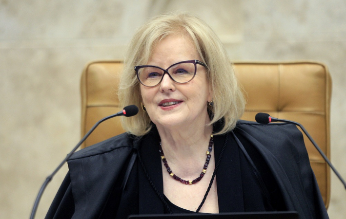 Rosa Weber em sua cadeira no STF