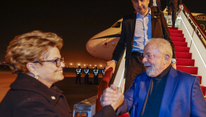 Dilma Rousseff recebe Lula em sua primeira parada na China, em Xangai