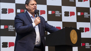Governador Tarcísio de Freitas em evento para anunciar programa de redução de filas em hospitais estaduais