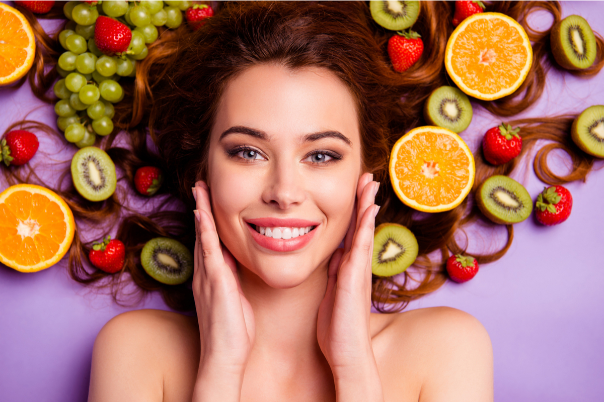 Uma dieta saudável contribui para a beleza da pele 