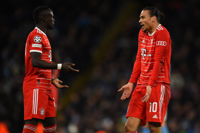 Sadio Mané e Leroy Sané durante a derrota do Bayern de Munique para o Manchester City