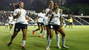 Jogadoras do Corinthians celebram gol contra o Palmeiras