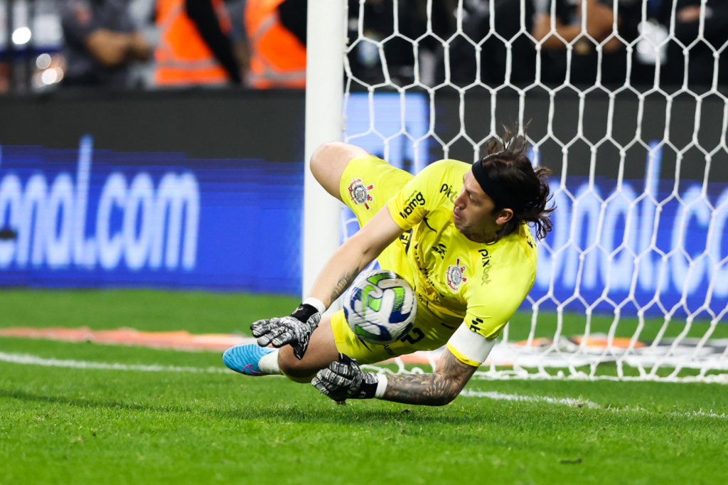 Herói contra o Remo, Cássio se torna goleiro com mais pênaltis defendidos  na história do Corinthians