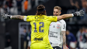 Róger Guedes e Cássio comemoram gol do Corinthians