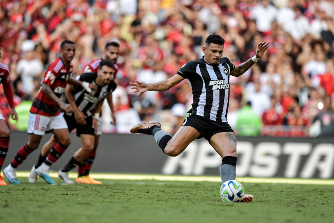 Tiquinho Soares brilhou na vitória do Botafogo sobre o Flamengo