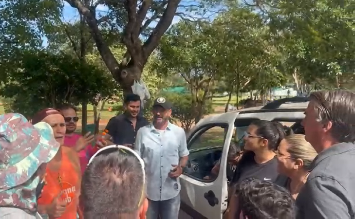Jair Bolsonaro conversa com apoiadores em Brasília