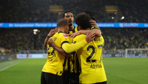 Donyell Malen (esquerda) do Dortmund comemora com os companheiros após marcar o 4 a 0