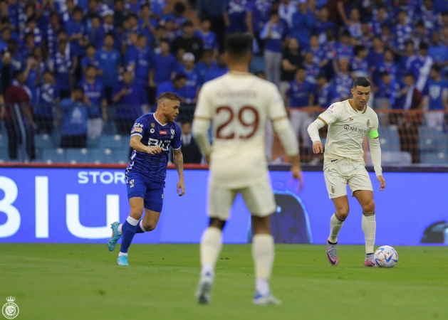 Cristiano Ronaldo sendo marcado para o Cuéllar durante clássico entre Al Nassr e Al Hilal, pelo Campeonato Saudita